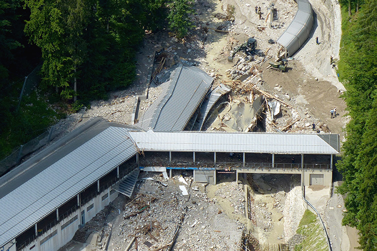 Die Bobbahn in Schönau am Königssee wird von Geröll erfasst und zerstört.