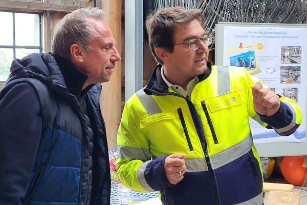 Staatsminister Thorsten Glauber im Gespräch mit Bernhard Lederer, dem Leiter unseres Amtes. Staatsminister Thorsten Glauber im Gespräch mit Bernhard Lederer, dem Leiter unseres Amtes.