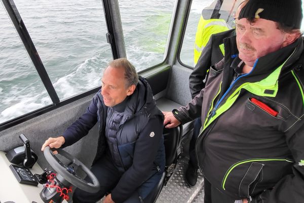 Staatsminister Thorsten Glauber am Steuer der Josephine. Rechts im Bild: Bootsfahrer Martin Enzinger. Staatsminister Thorsten Glauber am Steuer der Josephine. Rechts im Bild: Bootsfahrer Martin Enzinger.