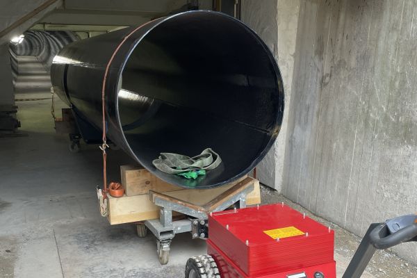 Die neue Betriebsauslassleitung wird in den Stollen geschoben und anschließend eingebaut. 