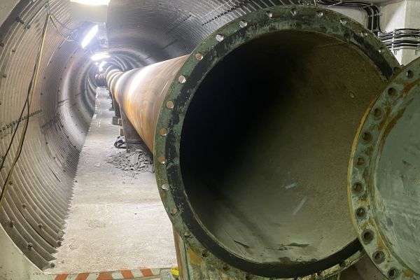 Aufwändig und mühevoll wurde die Rohrleitung entschichtet und kann nun abtransportiert werden.