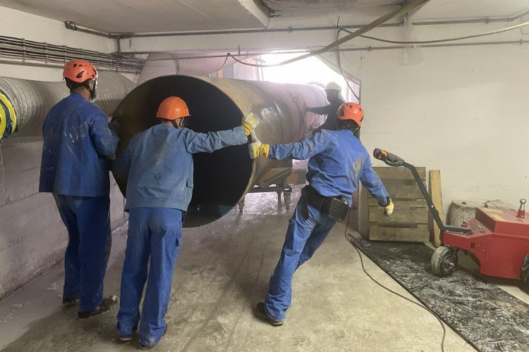 Die große Betriebsauslassleitung ist in Teile geschnitten und wird ausgebaut.