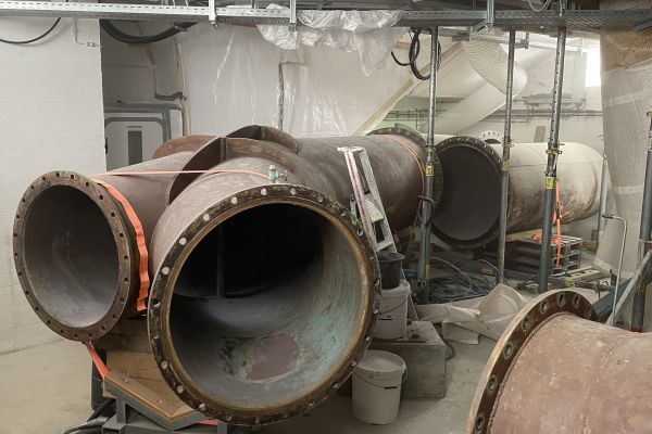 Die Rohrleitung der Betriebsauslassleitung muss zunächst entschichtet werden.