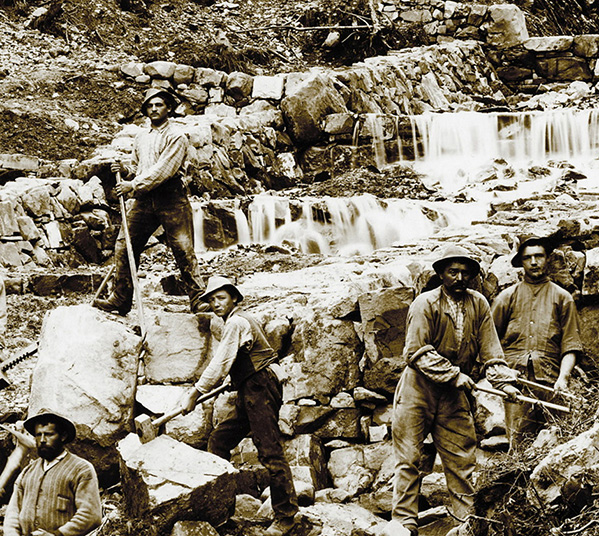 Arbeiter auf einer Wildbachbaustelle um 1900