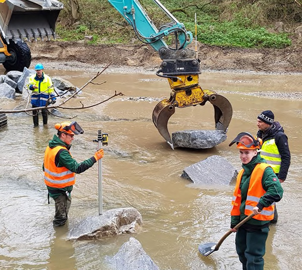 Arbeiter und Ingenieure auf der Baustelle
